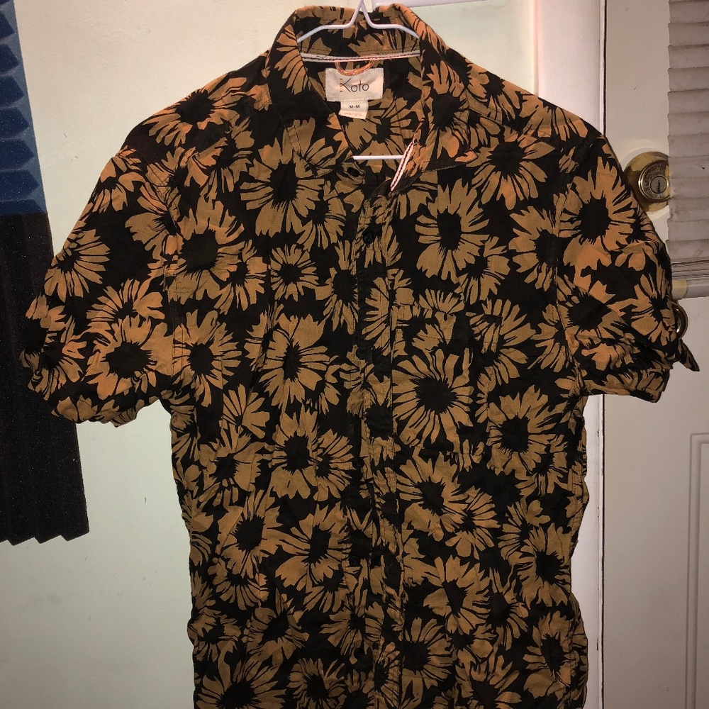 Koto Short Sleeve Flower Button Up Shirt (M)